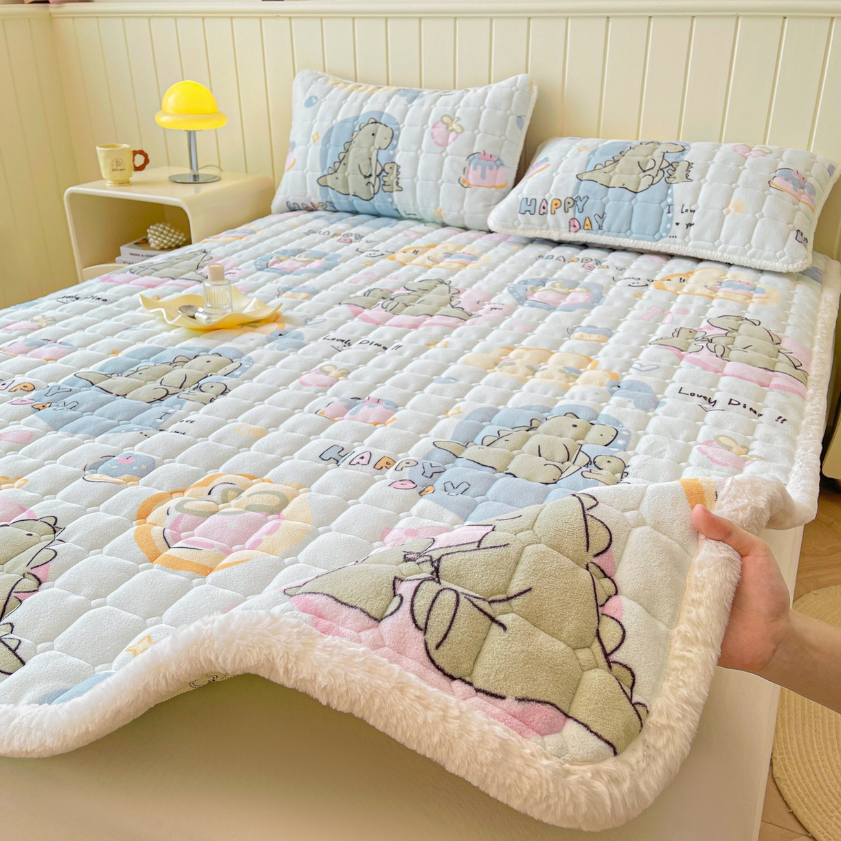 91家纺网 家纺一手货源 找家纺 LIFE.丽芙 2025秋冬新款牛奶绒加厚夹棉床垫床护垫单件印花卡通小清新床褥床垫子三件套 恐龙宝宝