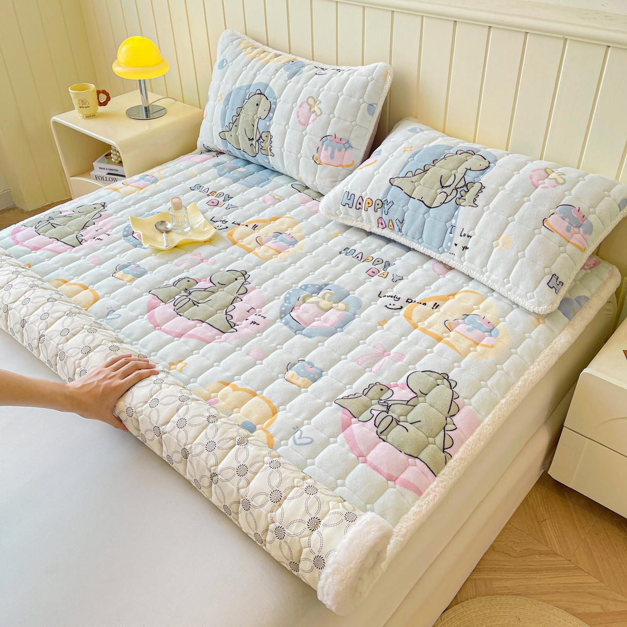 91家纺网 家纺一手货源 找家纺 LIFE.丽芙 2025秋冬新款牛奶绒加厚夹棉床垫床护垫单件印花卡通小清新床褥床垫子三件套 恐龙宝宝