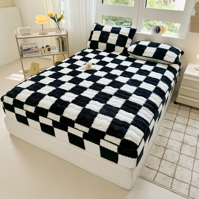 91家纺网 家纺一手货源 找家纺 LIFE.丽芙 2025秋冬北极绒加厚夹棉床笠三件套印花泰迪绒床垫保护套罩(自然光图) 棋盘格-黑白