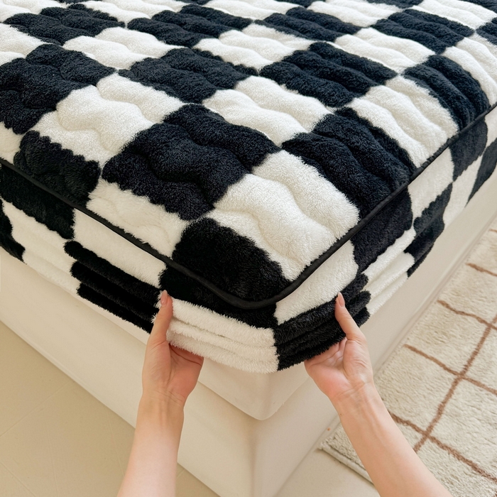 91家纺网 家纺一手货源 找家纺 LIFE.丽芙 2025秋冬北极绒加厚夹棉床笠三件套印花泰迪绒床垫保护套罩(自然光图) 棋盘格-黑白