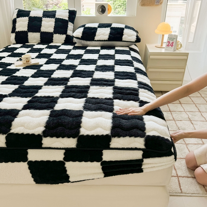 91家纺网 家纺一手货源 找家纺 LIFE.丽芙 2025秋冬北极绒加厚夹棉床笠三件套印花泰迪绒床垫保护套罩(自然光图) 棋盘格-黑白