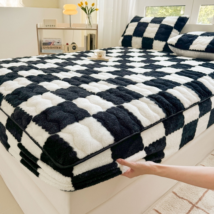 91家纺网 家纺一手货源 找家纺 LIFE.丽芙 2025秋冬北极绒加厚夹棉床笠三件套印花泰迪绒床垫保护套罩(自然光图) 棋盘格-黑白