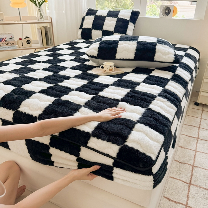 91家纺网 家纺一手货源 找家纺 LIFE.丽芙 2025秋冬北极绒加厚夹棉床笠三件套印花泰迪绒床垫保护套罩(自然光图) 棋盘格-黑白