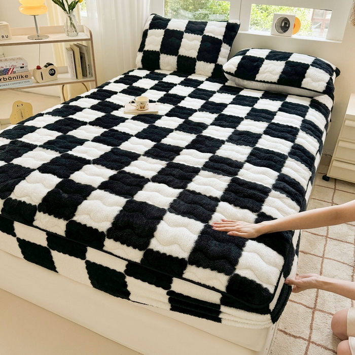91家纺网 家纺一手货源 找家纺 LIFE.丽芙 2025秋冬北极绒加厚夹棉床笠三件套印花泰迪绒床垫保护套罩(自然光图) 棋盘格-黑白