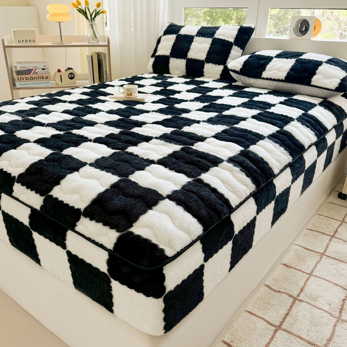 91家纺网 家纺一手货源 找家纺 LIFE.丽芙 2025秋冬北极绒加厚夹棉床笠三件套印花泰迪绒床垫保护套罩(自然光图) 棋盘格-黑白