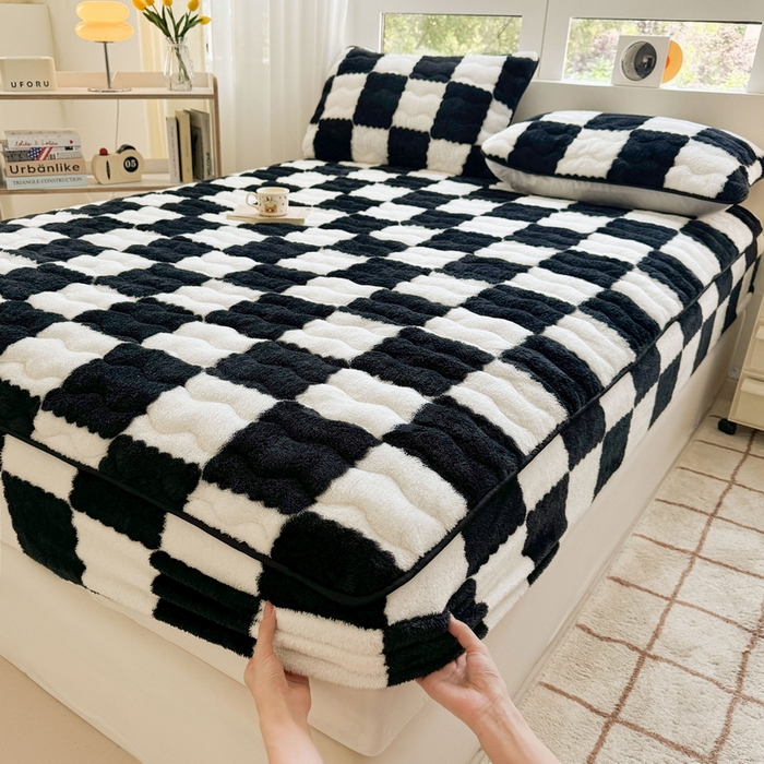 91家纺网 家纺一手货源 找家纺 LIFE.丽芙 2025秋冬北极绒加厚夹棉床笠三件套印花泰迪绒床垫保护套罩(自然光图) 棋盘格-黑白