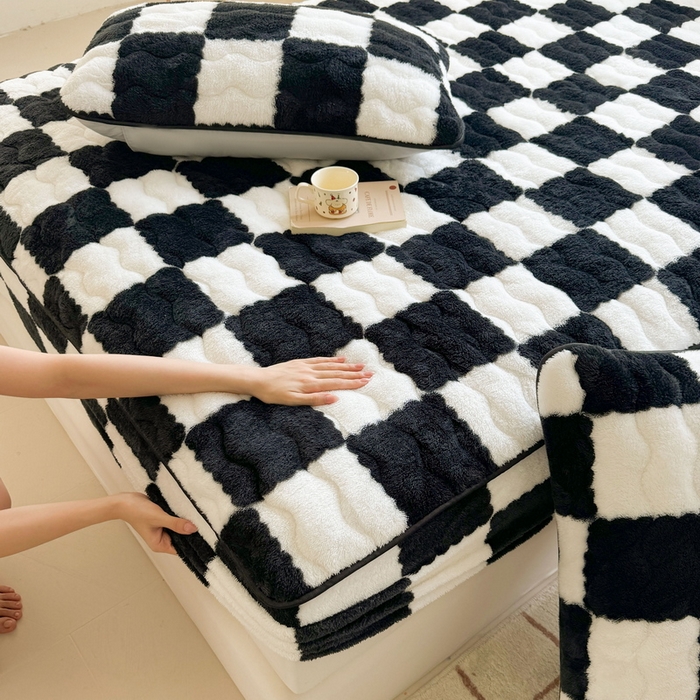 91家纺网 家纺一手货源 找家纺 LIFE.丽芙 2025秋冬北极绒加厚夹棉床笠三件套印花泰迪绒床垫保护套罩(自然光图) 棋盘格-黑白