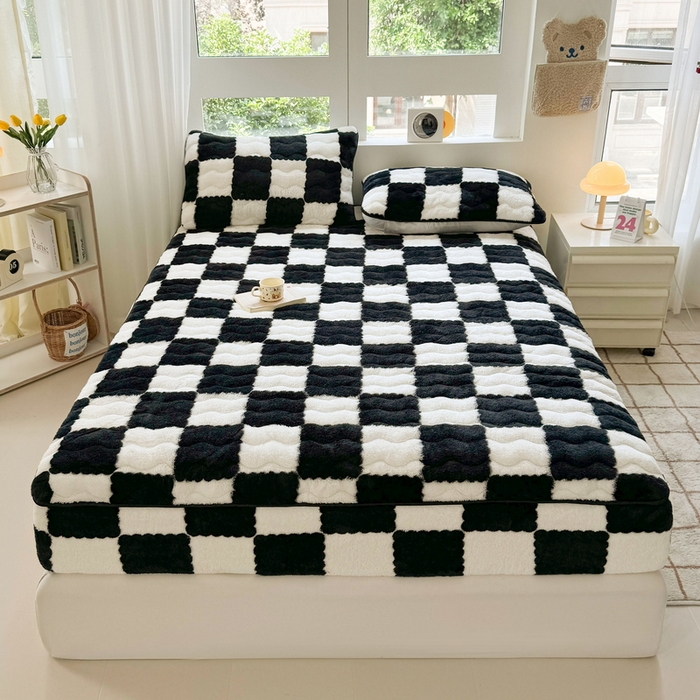 91家纺网 家纺一手货源 找家纺 LIFE.丽芙 2025秋冬北极绒加厚夹棉床笠三件套印花泰迪绒床垫保护套罩(自然光图) 棋盘格-黑白