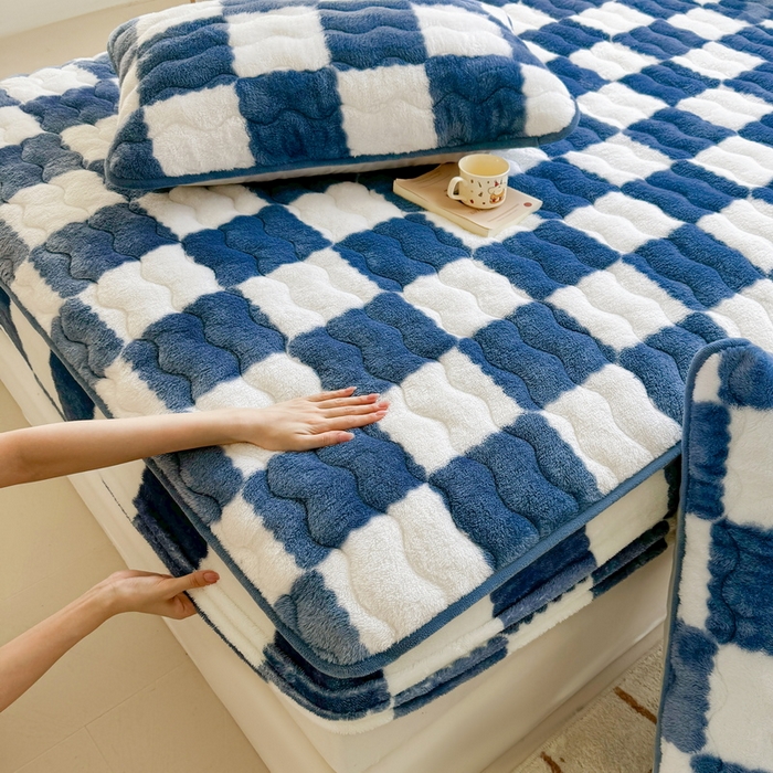 91家纺网 家纺一手货源 找家纺 LIFE.丽芙 2025秋冬北极绒加厚夹棉床笠三件套印花泰迪绒床垫保护套罩(自然光图) 棋盘格-高贵蓝