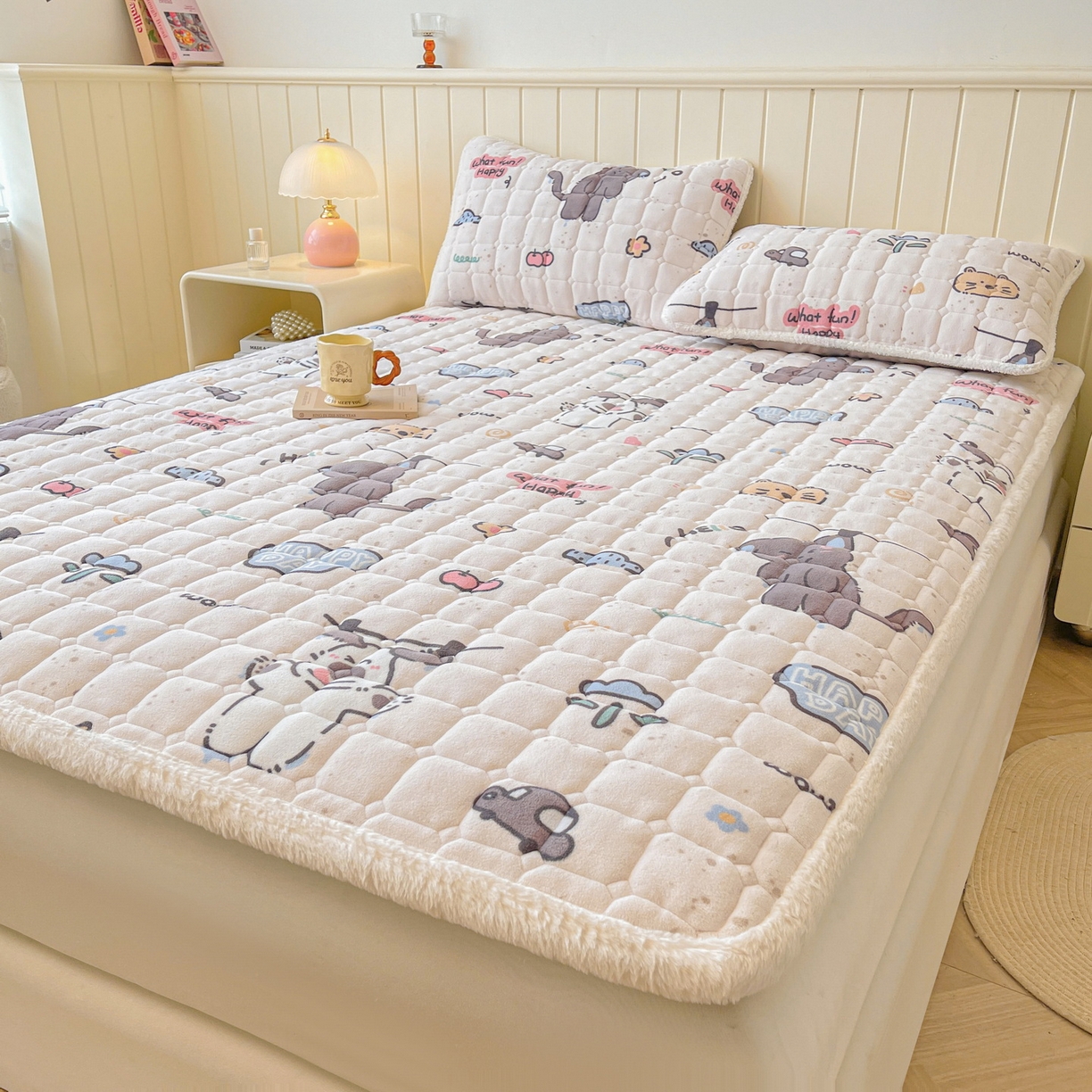 91家纺网 家纺一手货源 找家纺 LIFE.丽芙 2025秋冬新款牛奶绒加厚夹棉床垫床护垫单件印花卡通小清新床褥床垫子三件套 萌猫酷狗