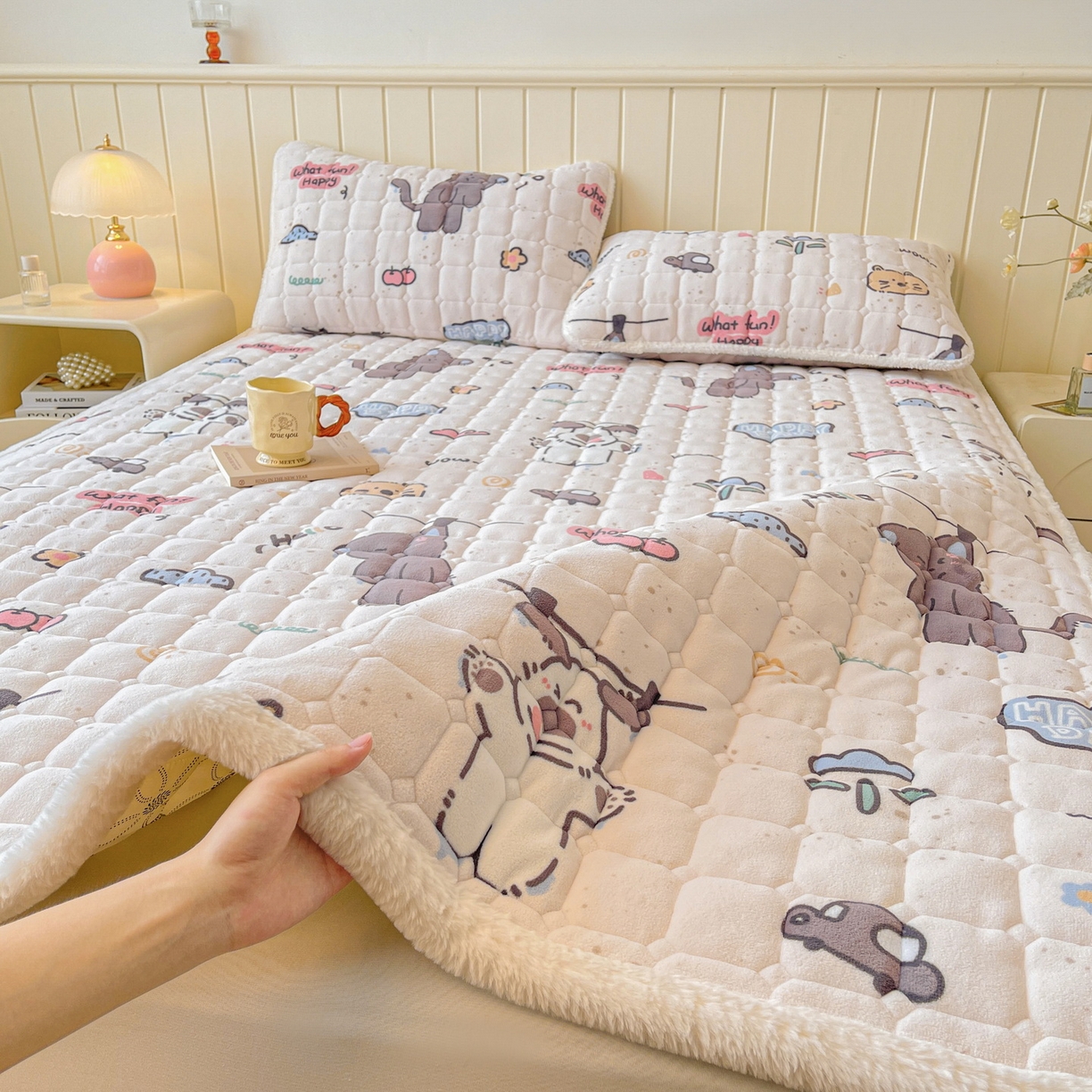 91家纺网 家纺一手货源 找家纺 LIFE.丽芙 2025秋冬新款牛奶绒加厚夹棉床垫床护垫单件印花卡通小清新床褥床垫子三件套 萌猫酷狗