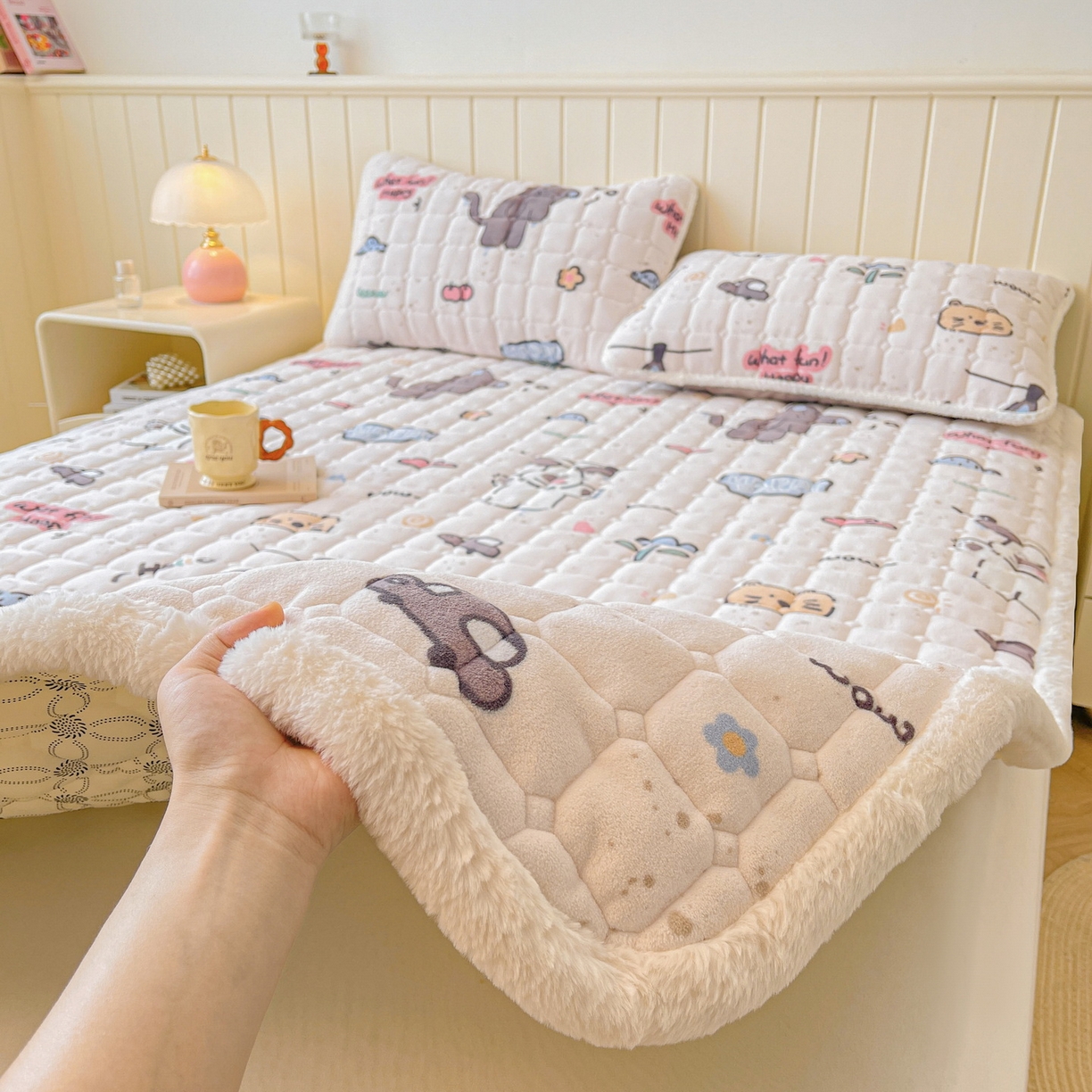 91家纺网 家纺一手货源 找家纺 LIFE.丽芙 2025秋冬新款牛奶绒加厚夹棉床垫床护垫单件印花卡通小清新床褥床垫子三件套 萌猫酷狗