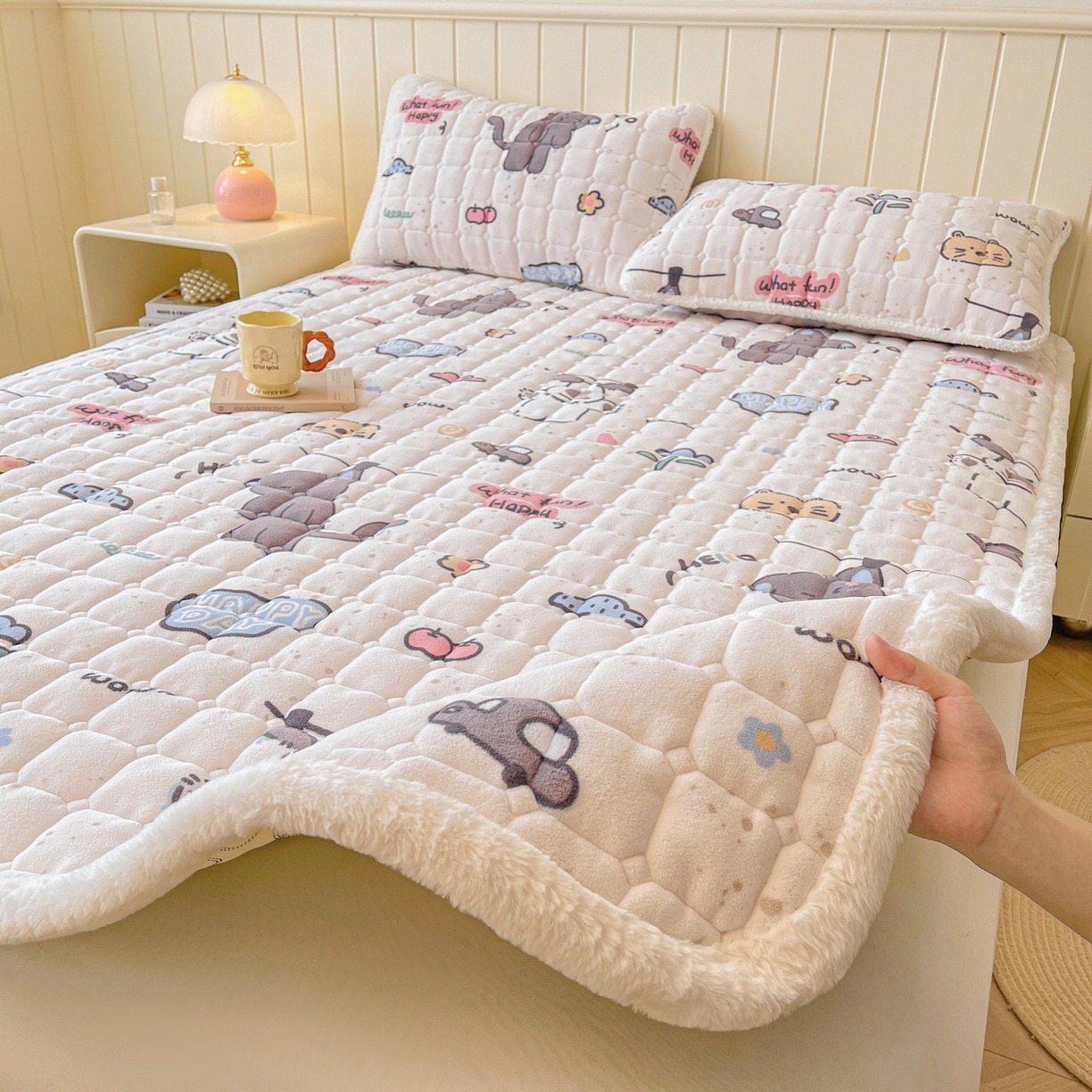 91家纺网 家纺一手货源 找家纺 LIFE.丽芙 2025秋冬新款牛奶绒加厚夹棉床垫床护垫单件印花卡通小清新床褥床垫子三件套 萌猫酷狗