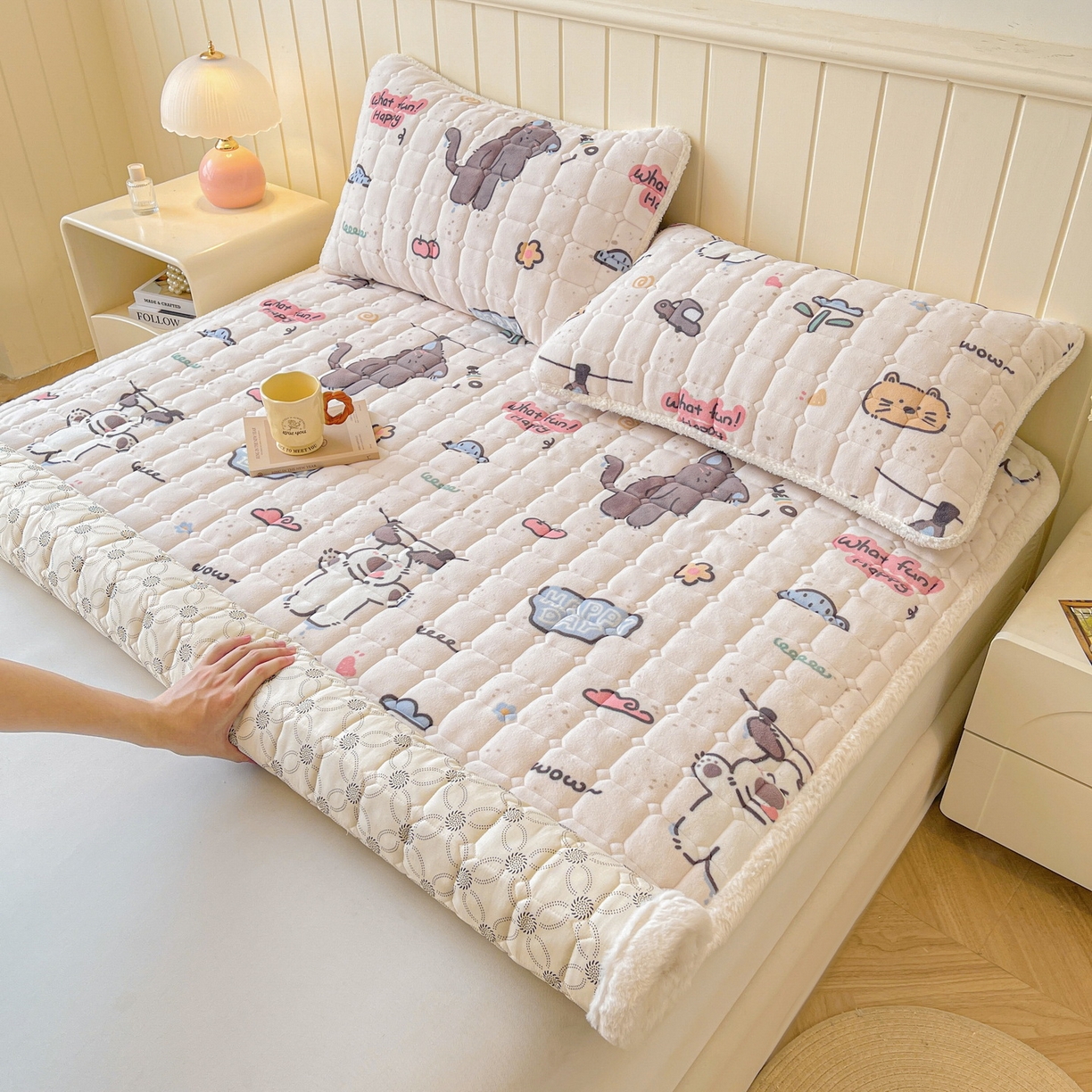 91家纺网 家纺一手货源 找家纺 LIFE.丽芙 2025秋冬新款牛奶绒加厚夹棉床垫床护垫单件印花卡通小清新床褥床垫子三件套 萌猫酷狗