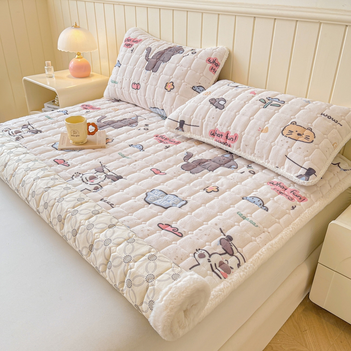 91家纺网 家纺一手货源 找家纺 LIFE.丽芙 2025秋冬新款牛奶绒加厚夹棉床垫床护垫单件印花卡通小清新床褥床垫子三件套 萌猫酷狗