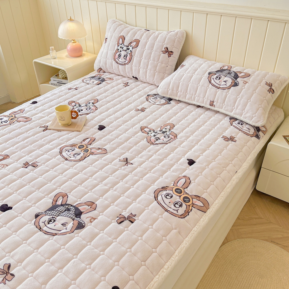 91家纺网 家纺一手货源 找家纺 LIFE.丽芙 2025秋冬新款牛奶绒加厚夹棉床垫床护垫单件印花卡通小清新床褥床垫子三件套 趣多多