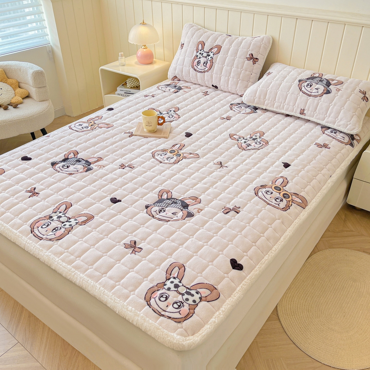 91家纺网 家纺一手货源 找家纺 LIFE.丽芙 2025秋冬新款牛奶绒加厚夹棉床垫床护垫单件印花卡通小清新床褥床垫子三件套 趣多多