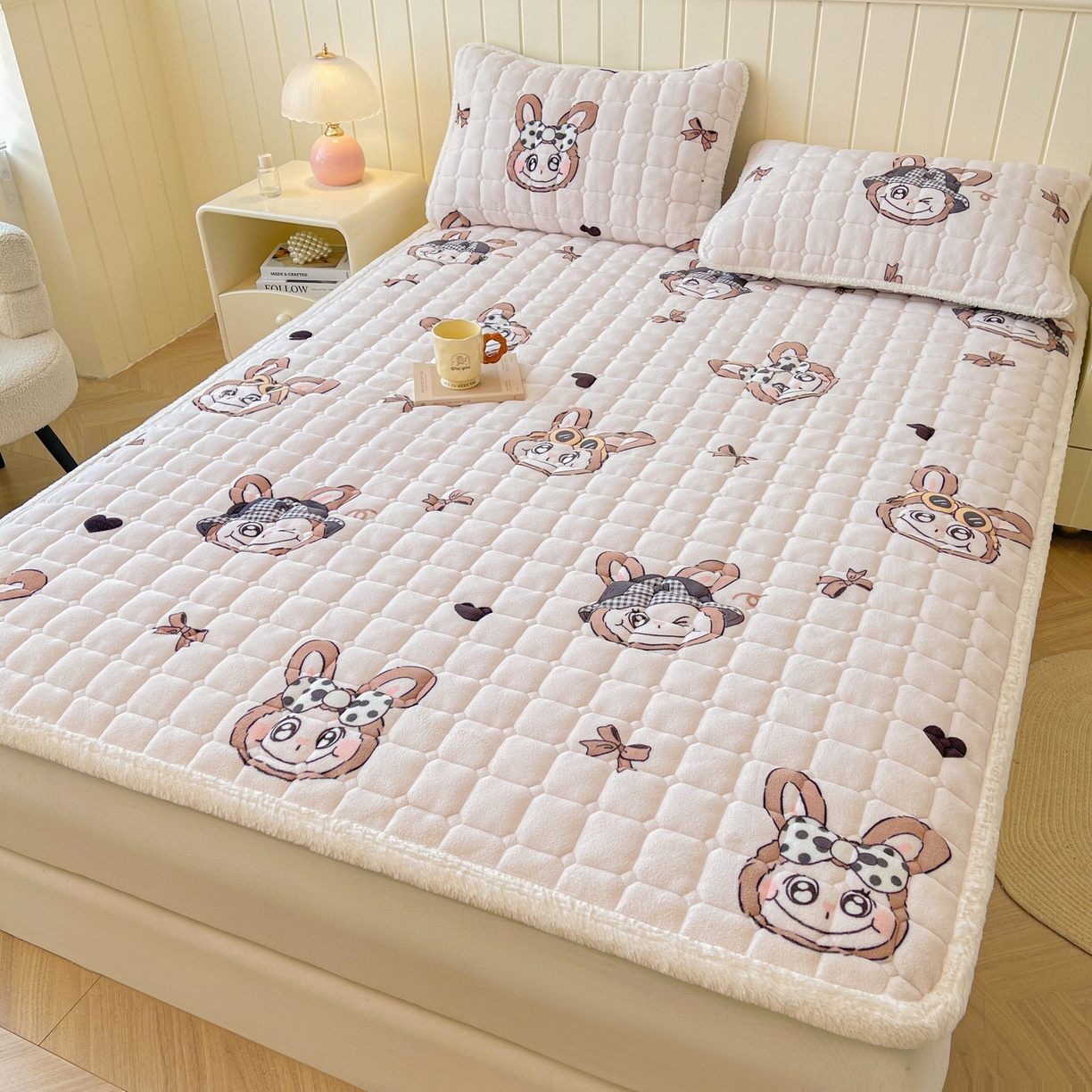 91家纺网 家纺一手货源 找家纺 LIFE.丽芙 2025秋冬新款牛奶绒加厚夹棉床垫床护垫单件印花卡通小清新床褥床垫子三件套 趣多多