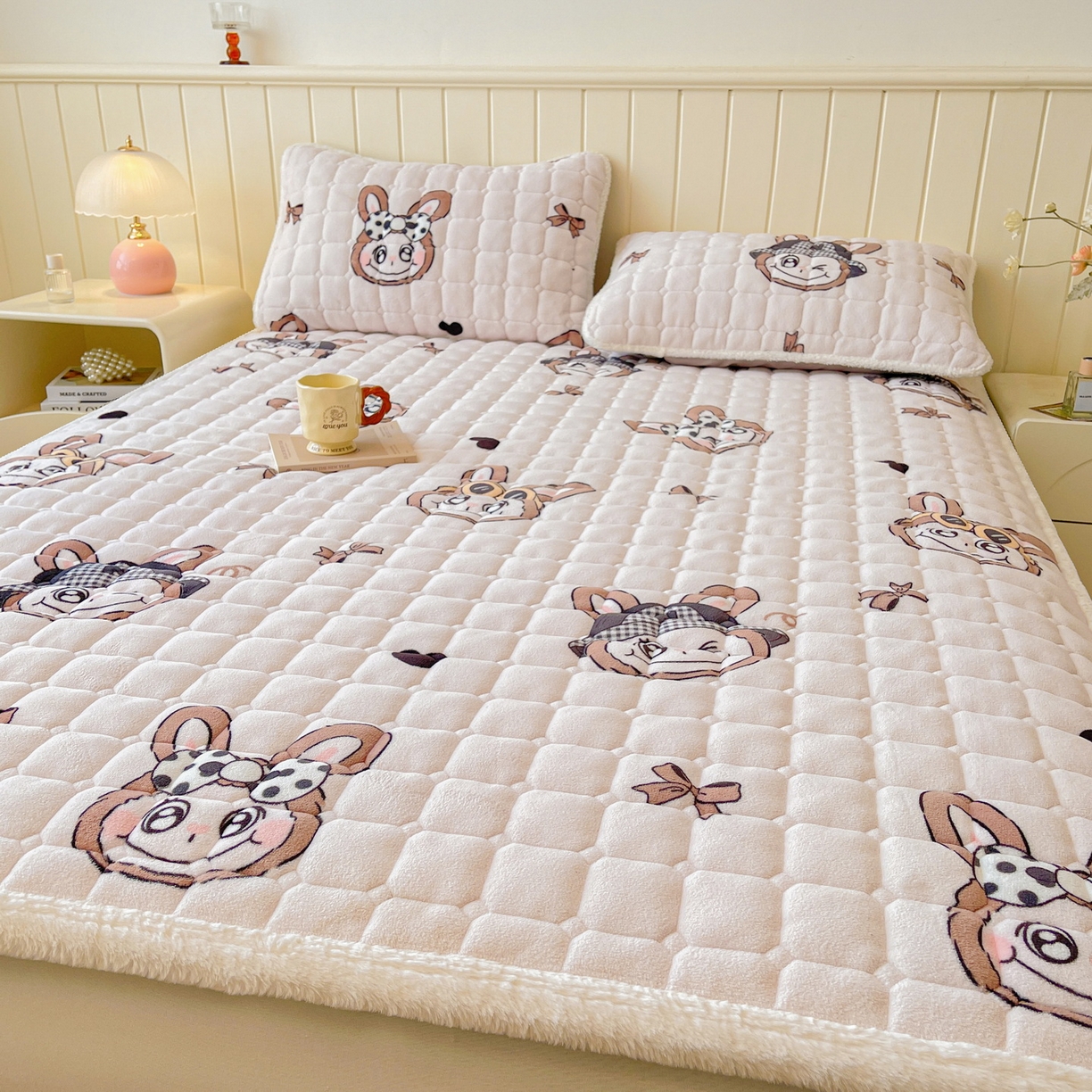 91家纺网 家纺一手货源 找家纺 LIFE.丽芙 2025秋冬新款牛奶绒加厚夹棉床垫床护垫单件印花卡通小清新床褥床垫子三件套 趣多多