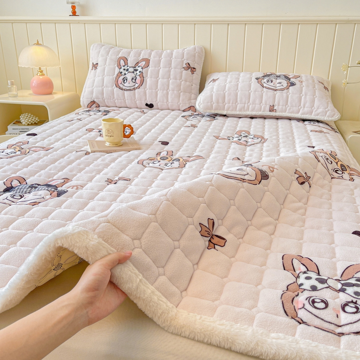 91家纺网 家纺一手货源 找家纺 LIFE.丽芙 2025秋冬新款牛奶绒加厚夹棉床垫床护垫单件印花卡通小清新床褥床垫子三件套 趣多多