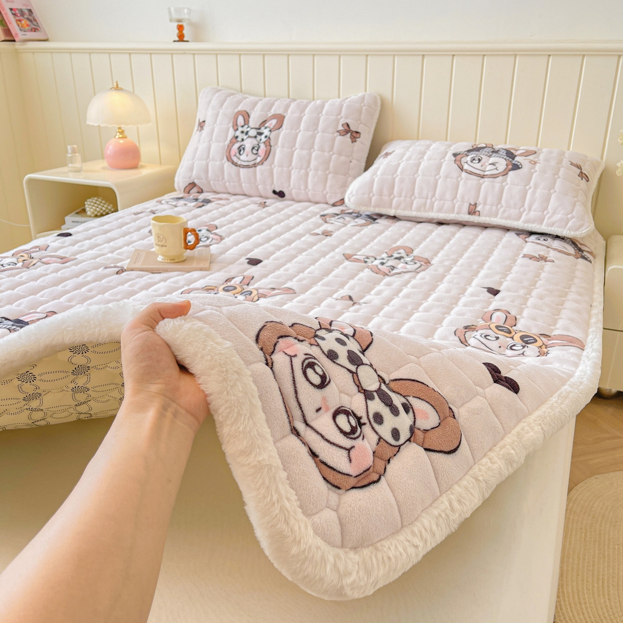 91家纺网 家纺一手货源 找家纺 LIFE.丽芙 2025秋冬新款牛奶绒加厚夹棉床垫床护垫单件印花卡通小清新床褥床垫子三件套 趣多多