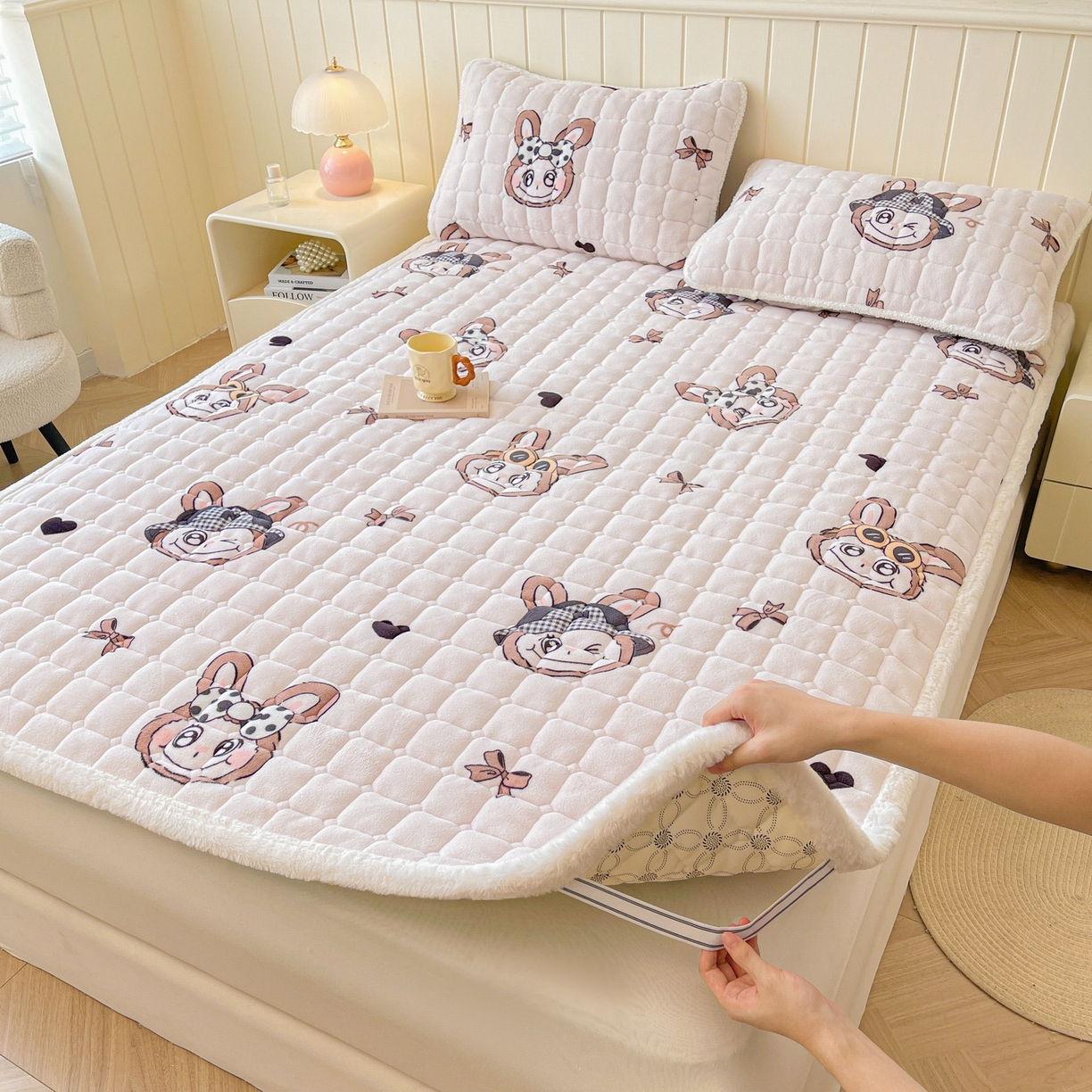 91家纺网 家纺一手货源 找家纺 LIFE.丽芙 2025秋冬新款牛奶绒加厚夹棉床垫床护垫单件印花卡通小清新床褥床垫子三件套 趣多多