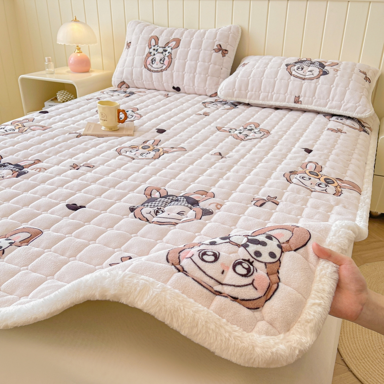 91家纺网 家纺一手货源 找家纺 LIFE.丽芙 2025秋冬新款牛奶绒加厚夹棉床垫床护垫单件印花卡通小清新床褥床垫子三件套 趣多多