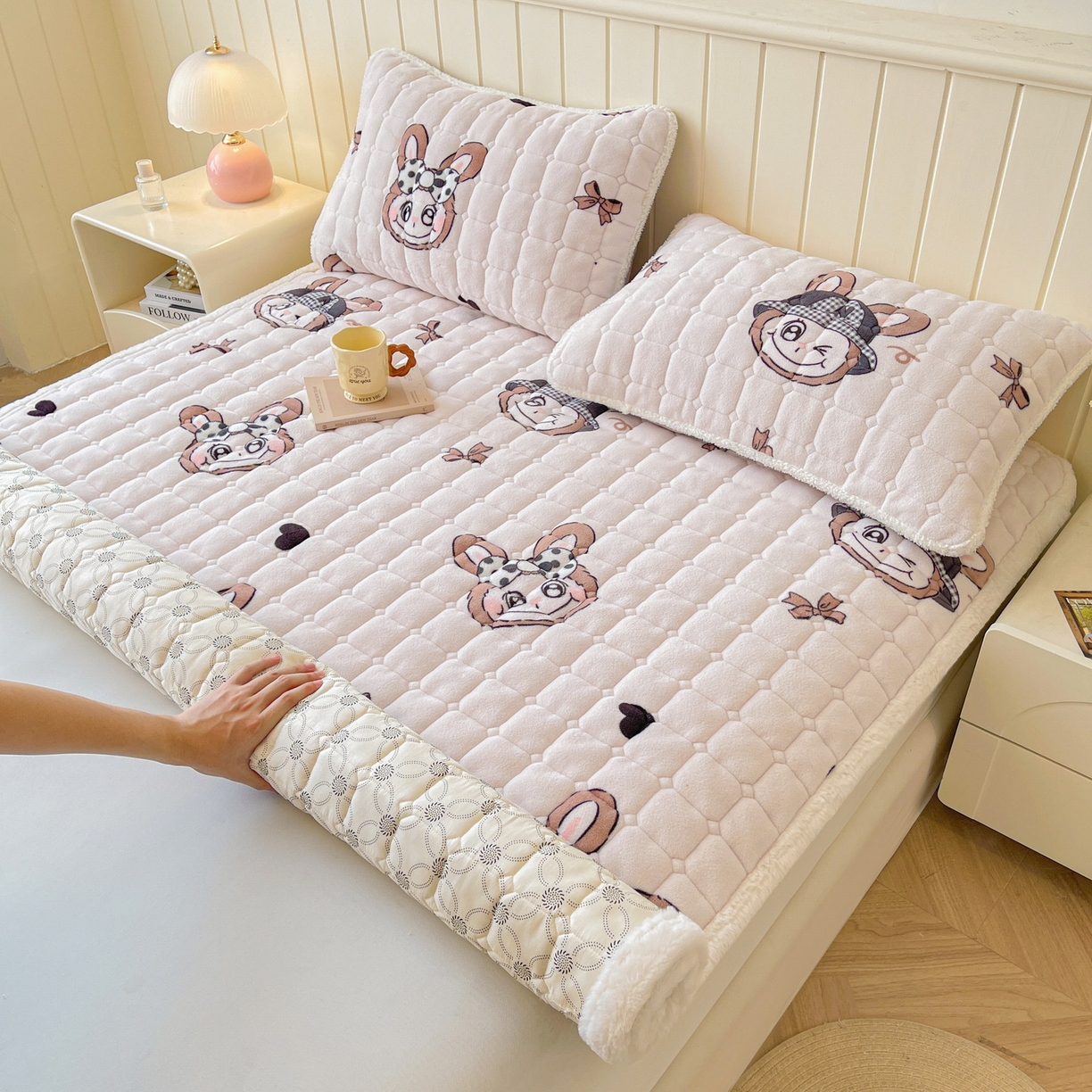 91家纺网 家纺一手货源 找家纺 LIFE.丽芙 2025秋冬新款牛奶绒加厚夹棉床垫床护垫单件印花卡通小清新床褥床垫子三件套 趣多多