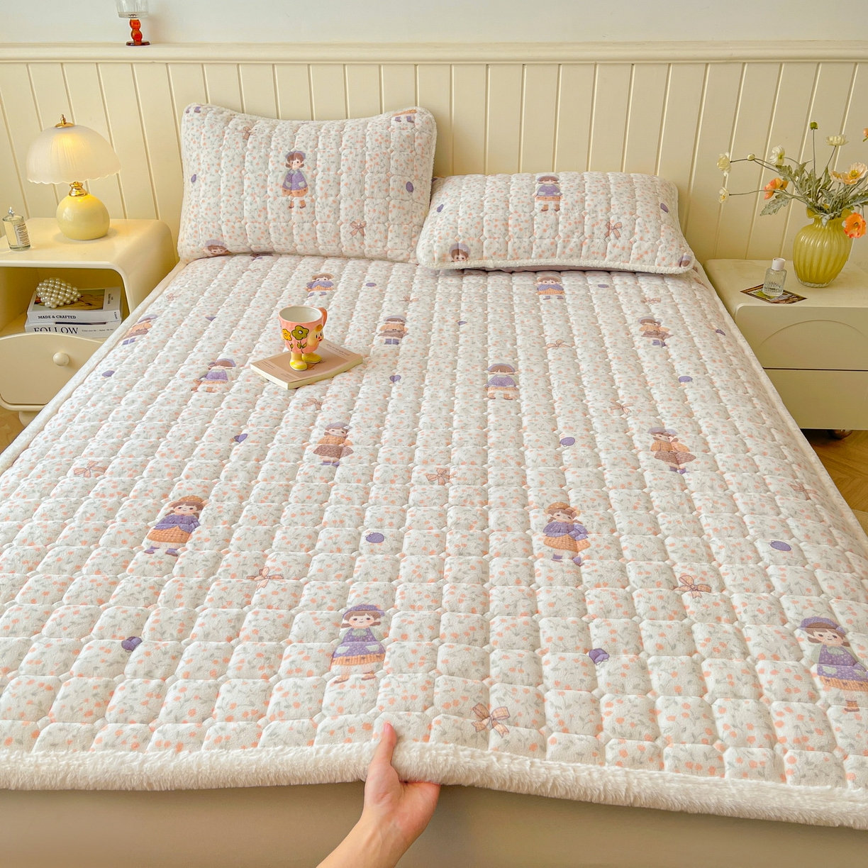 91家纺网 家纺一手货源 找家纺 LIFE.丽芙 2025秋冬新款牛奶绒加厚夹棉床垫床护垫单件印花卡通小清新床褥床垫子三件套 甜美女孩