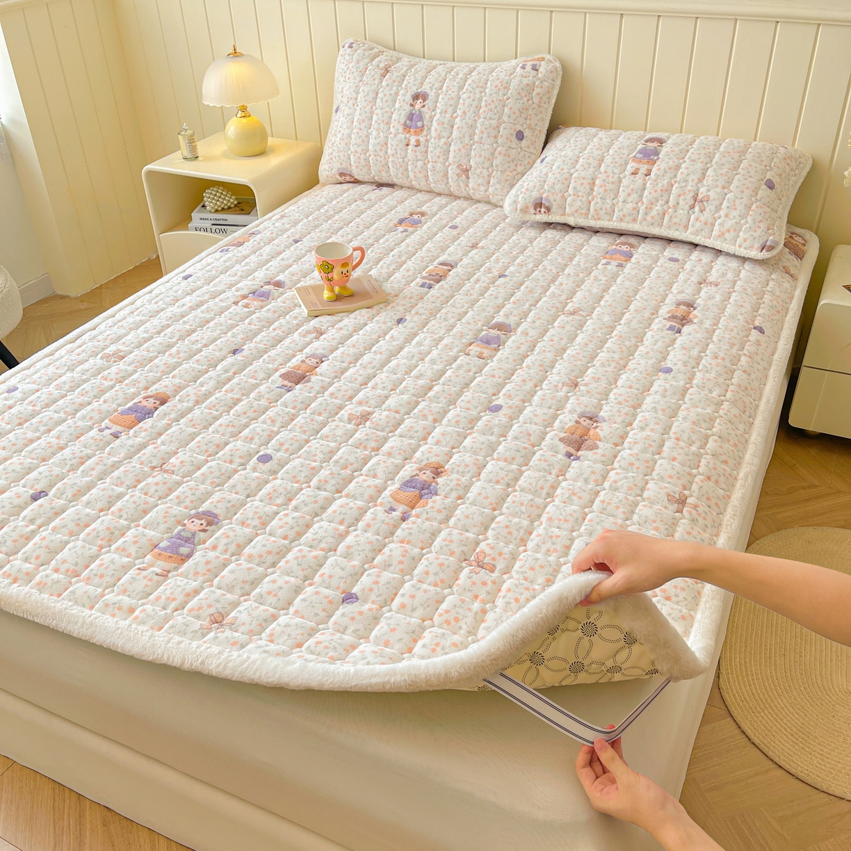 91家纺网 家纺一手货源 找家纺 LIFE.丽芙 2025秋冬新款牛奶绒加厚夹棉床垫床护垫单件印花卡通小清新床褥床垫子三件套 甜美女孩