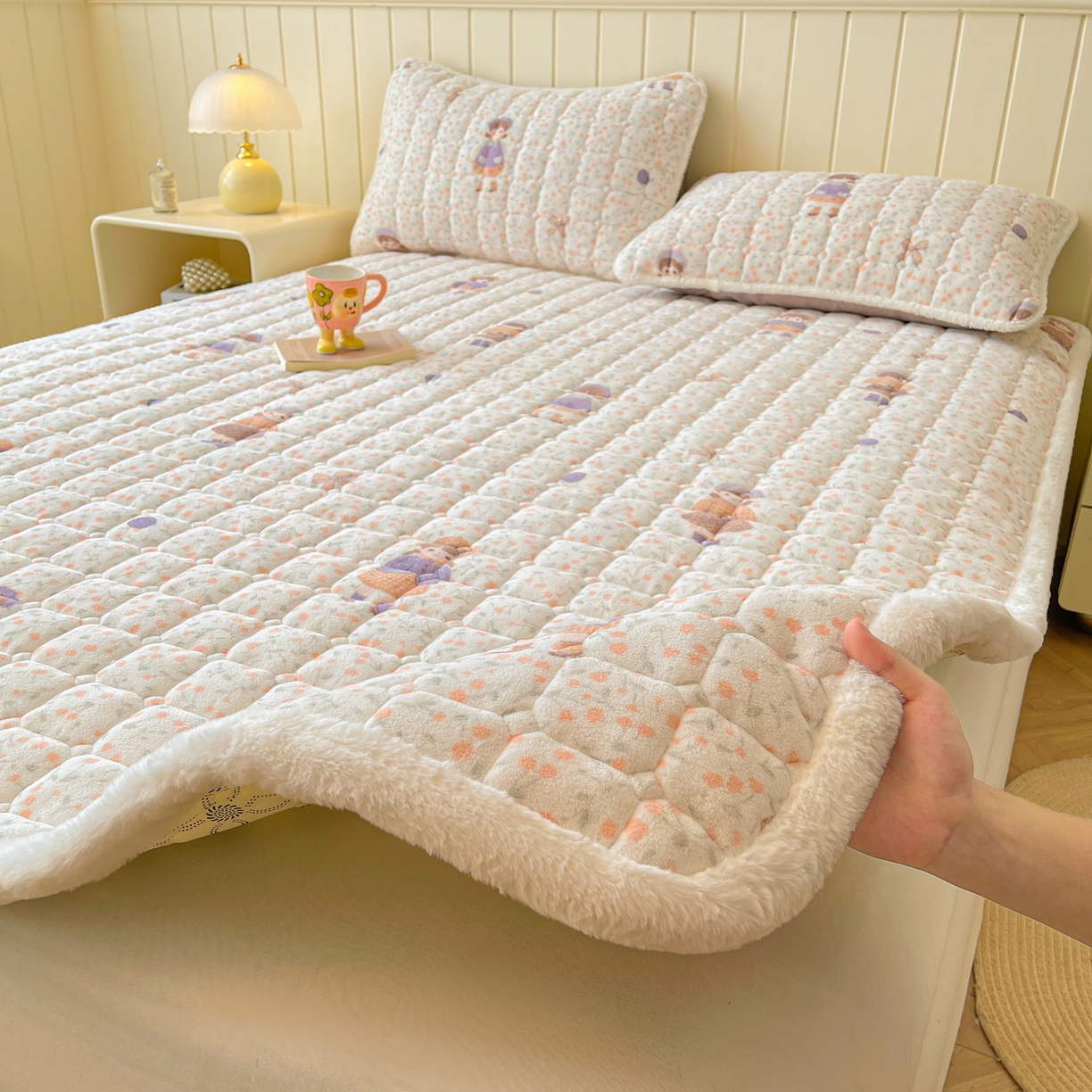 91家纺网 家纺一手货源 找家纺 LIFE.丽芙 2025秋冬新款牛奶绒加厚夹棉床垫床护垫单件印花卡通小清新床褥床垫子三件套 甜美女孩