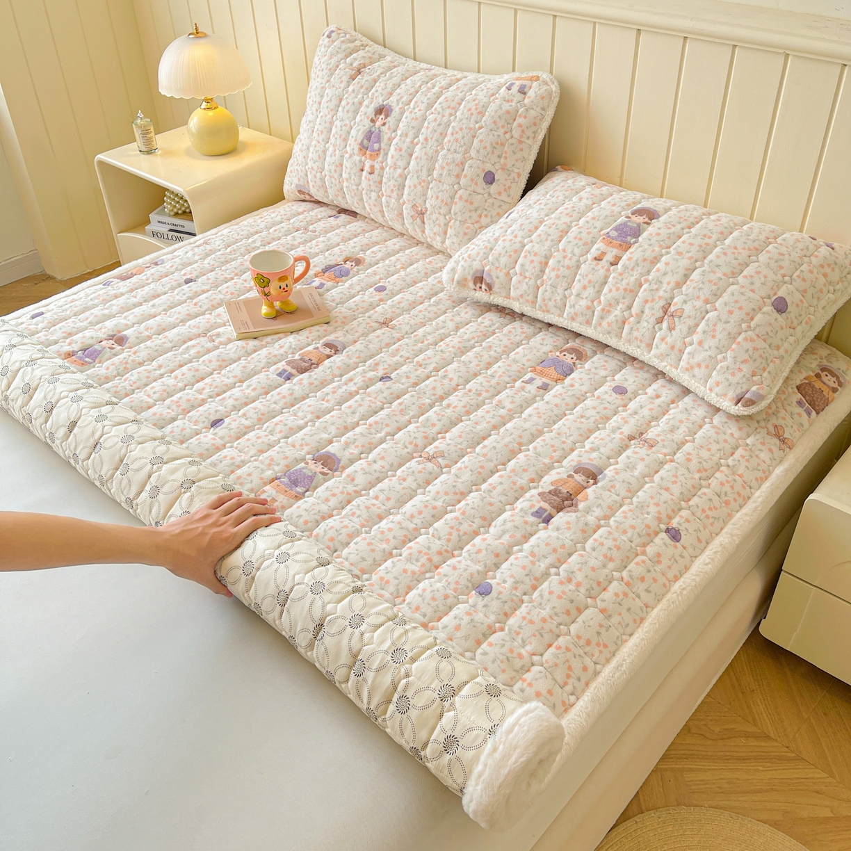91家纺网 家纺一手货源 找家纺 LIFE.丽芙 2025秋冬新款牛奶绒加厚夹棉床垫床护垫单件印花卡通小清新床褥床垫子三件套 甜美女孩