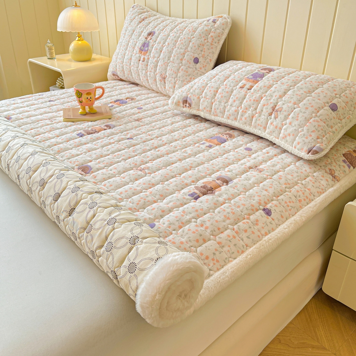 91家纺网 家纺一手货源 找家纺 LIFE.丽芙 2025秋冬新款牛奶绒加厚夹棉床垫床护垫单件印花卡通小清新床褥床垫子三件套 甜美女孩