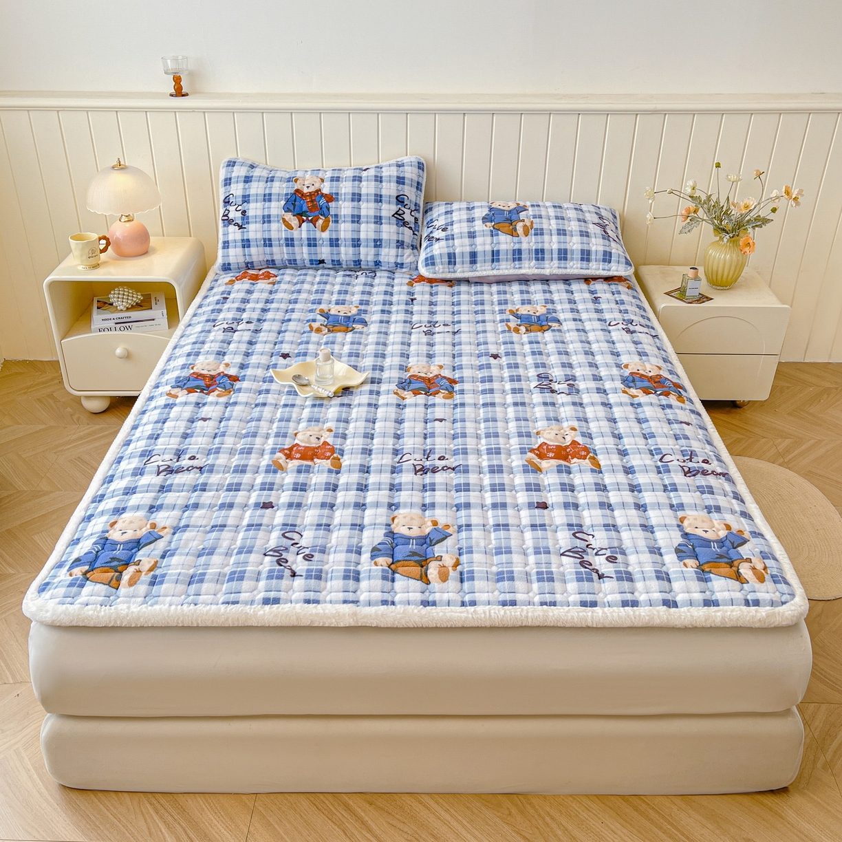 91家纺网 家纺一手货源 找家纺 LIFE.丽芙 2025秋冬新款牛奶绒加厚夹棉床垫床护垫单件印花卡通小清新床褥床垫子三件套 冬日小熊