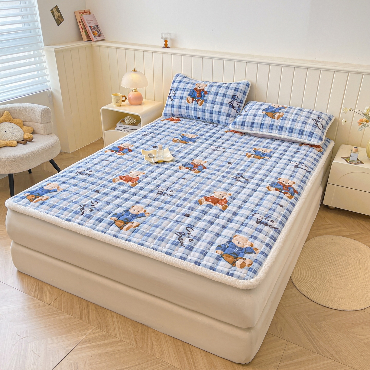 91家纺网 家纺一手货源 找家纺 LIFE.丽芙 2025秋冬新款牛奶绒加厚夹棉床垫床护垫单件印花卡通小清新床褥床垫子三件套 冬日小熊