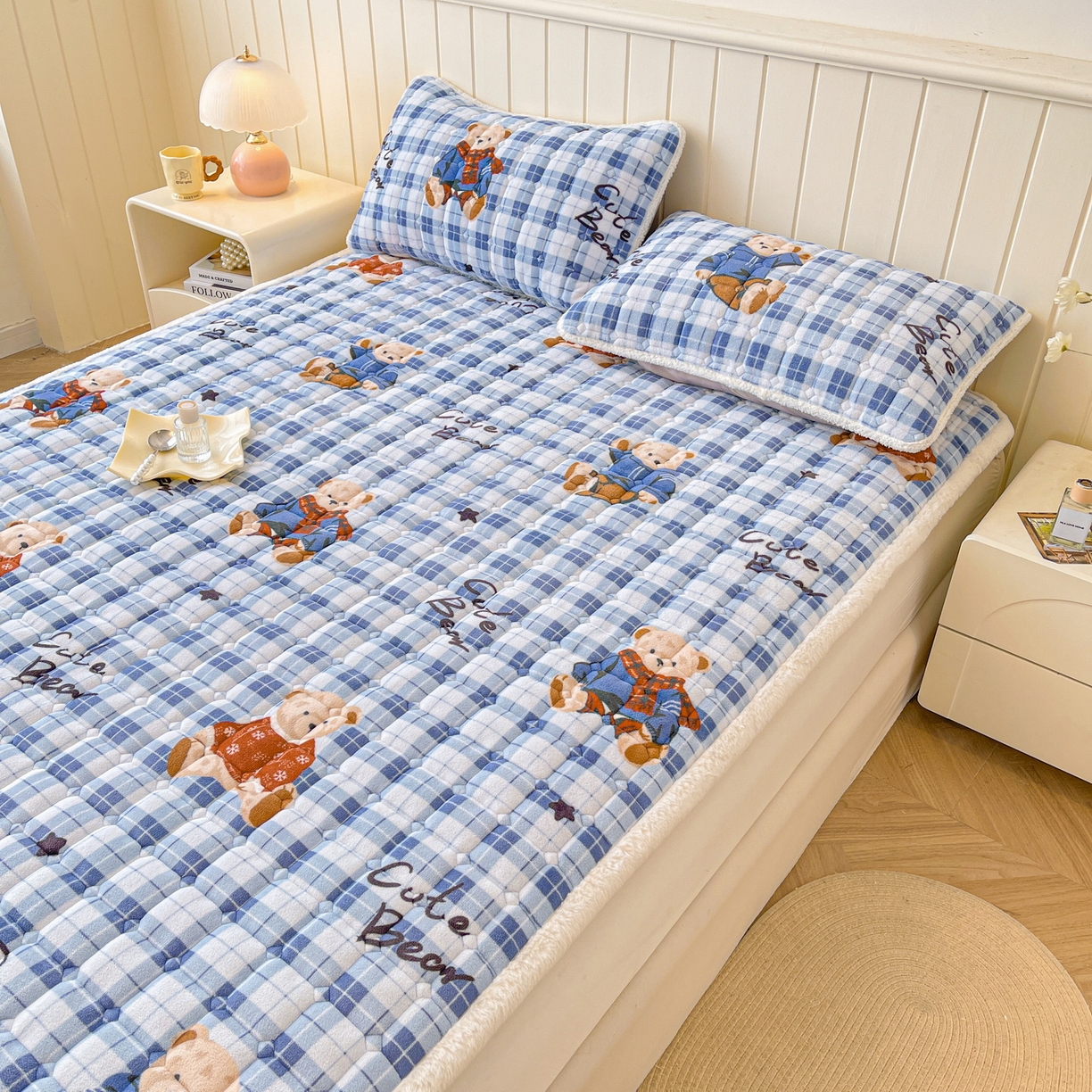 91家纺网 家纺一手货源 找家纺 LIFE.丽芙 2025秋冬新款牛奶绒加厚夹棉床垫床护垫单件印花卡通小清新床褥床垫子三件套 冬日小熊