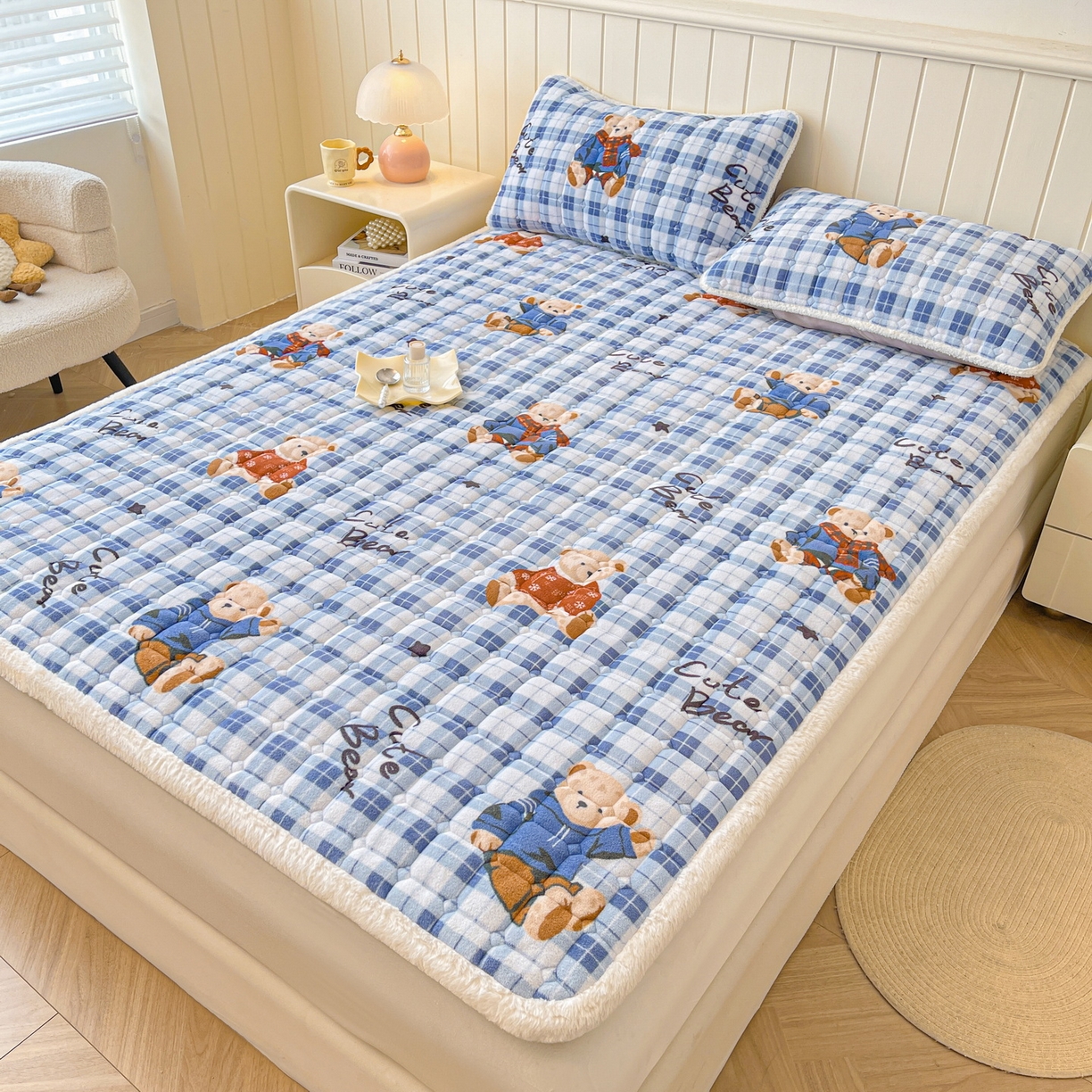 91家纺网 家纺一手货源 找家纺 LIFE.丽芙 2025秋冬新款牛奶绒加厚夹棉床垫床护垫单件印花卡通小清新床褥床垫子三件套 冬日小熊