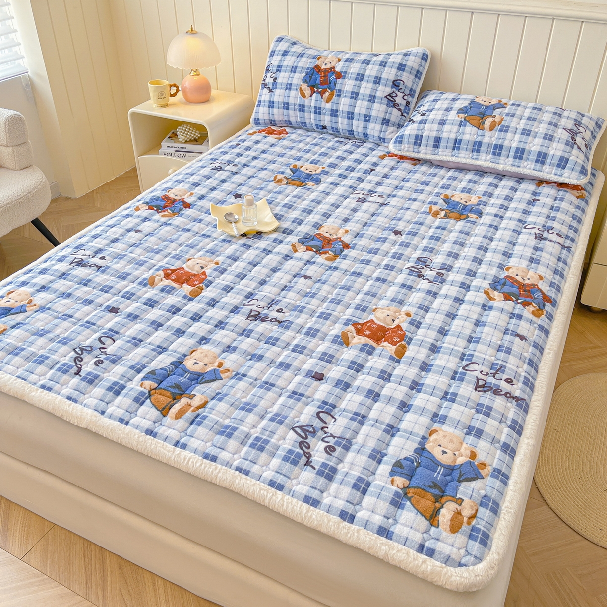 91家纺网 家纺一手货源 找家纺 LIFE.丽芙 2025秋冬新款牛奶绒加厚夹棉床垫床护垫单件印花卡通小清新床褥床垫子三件套 冬日小熊