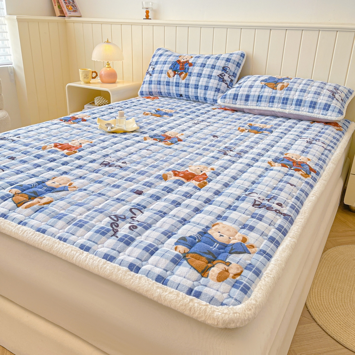 91家纺网 家纺一手货源 找家纺 LIFE.丽芙 2025秋冬新款牛奶绒加厚夹棉床垫床护垫单件印花卡通小清新床褥床垫子三件套 冬日小熊