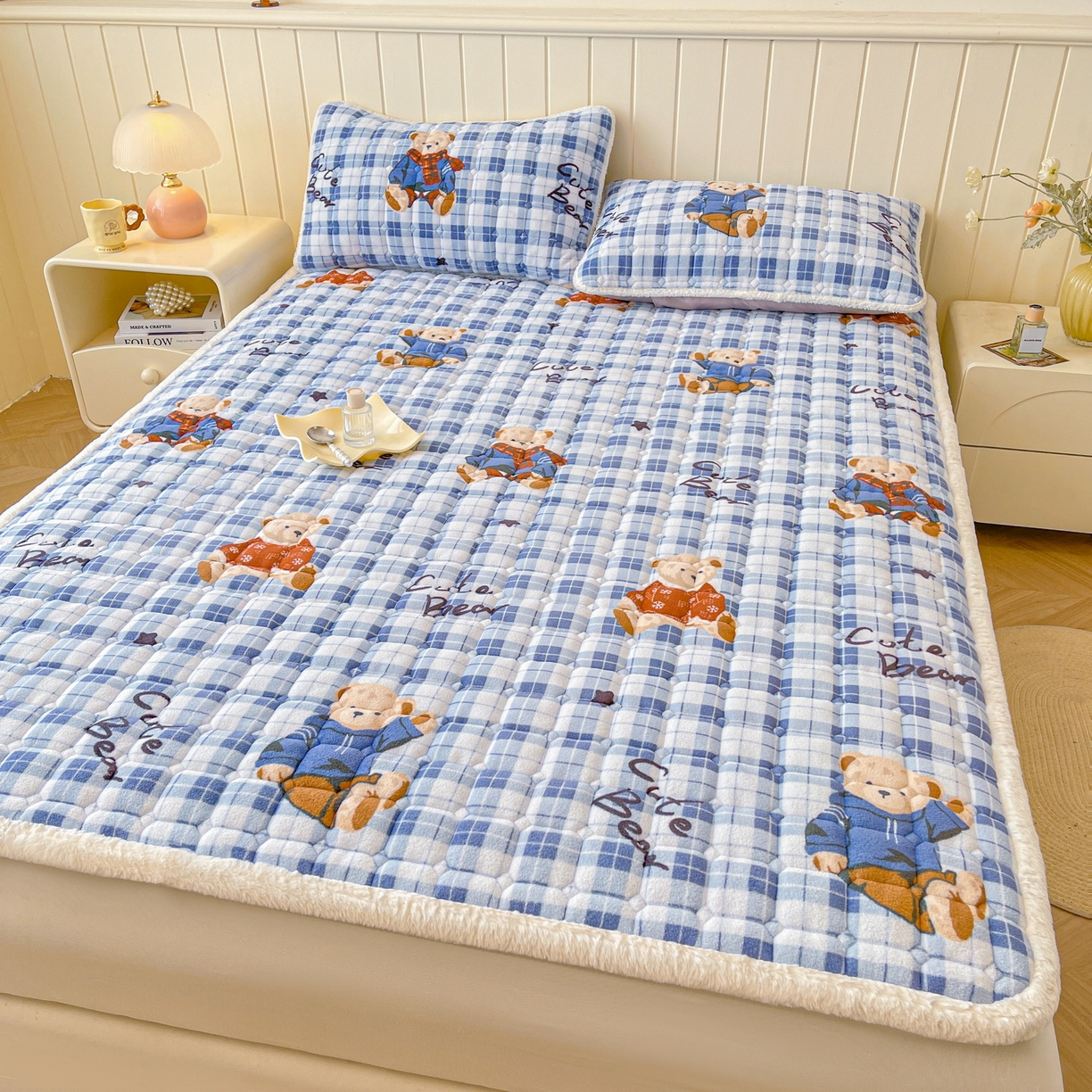 91家纺网 家纺一手货源 找家纺 LIFE.丽芙 2025秋冬新款牛奶绒加厚夹棉床垫床护垫单件印花卡通小清新床褥床垫子三件套 冬日小熊