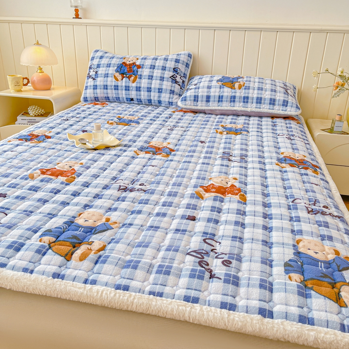 91家纺网 家纺一手货源 找家纺 LIFE.丽芙 2025秋冬新款牛奶绒加厚夹棉床垫床护垫单件印花卡通小清新床褥床垫子三件套 冬日小熊