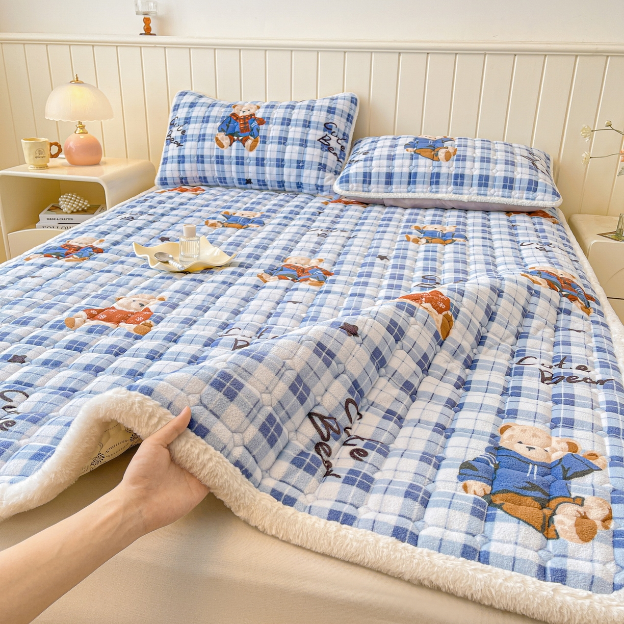 91家纺网 家纺一手货源 找家纺 LIFE.丽芙 2025秋冬新款牛奶绒加厚夹棉床垫床护垫单件印花卡通小清新床褥床垫子三件套 冬日小熊