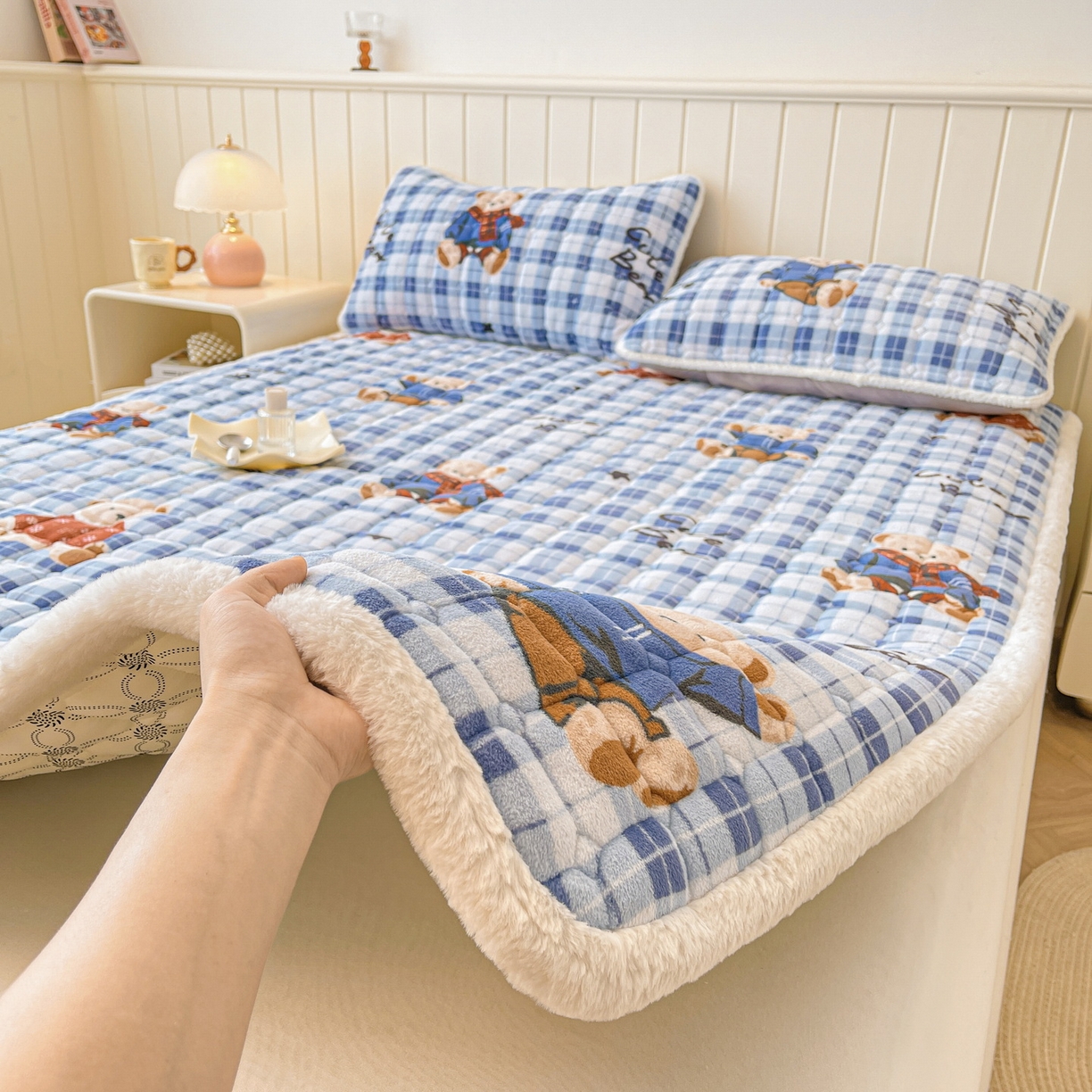 91家纺网 家纺一手货源 找家纺 LIFE.丽芙 2025秋冬新款牛奶绒加厚夹棉床垫床护垫单件印花卡通小清新床褥床垫子三件套 冬日小熊