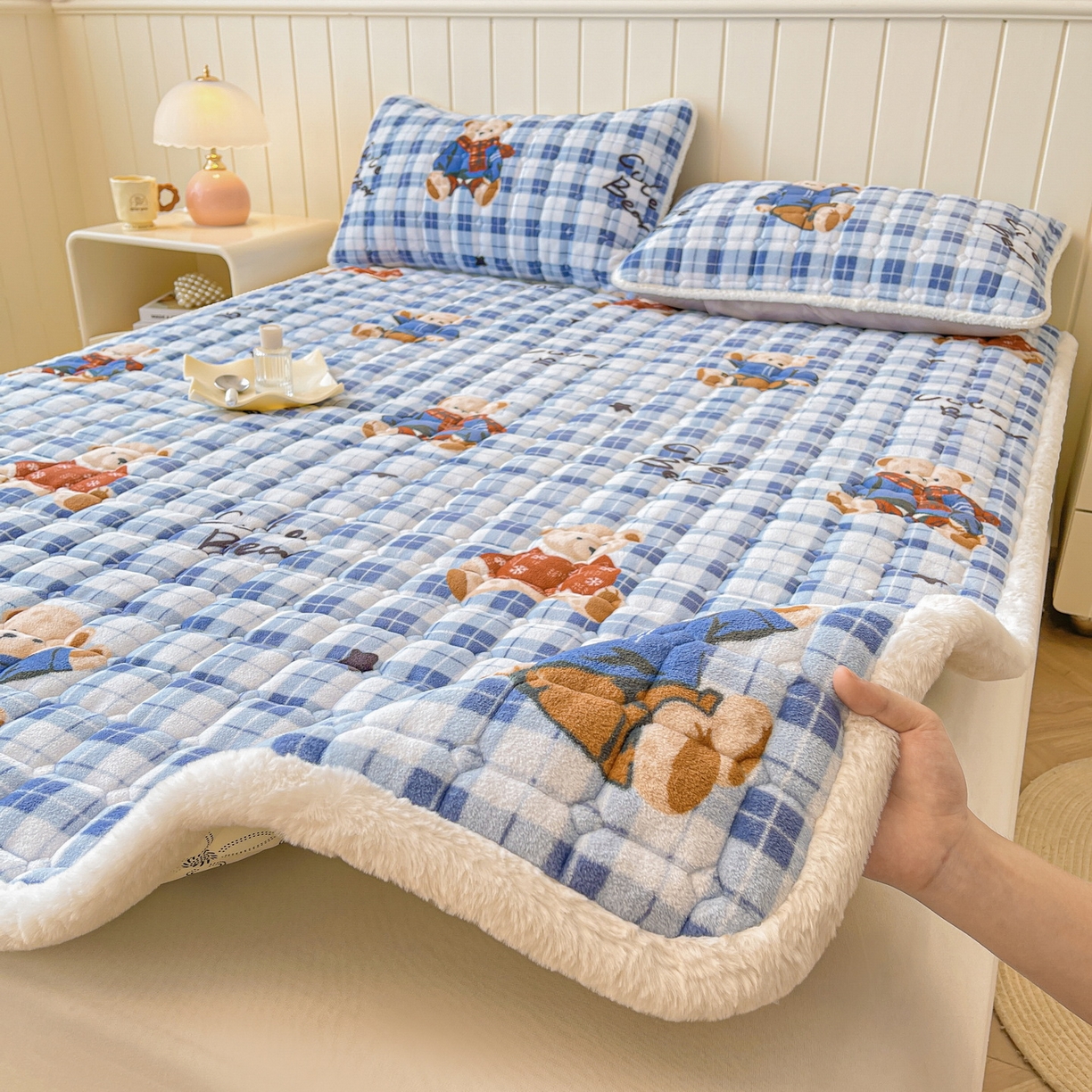 91家纺网 家纺一手货源 找家纺 LIFE.丽芙 2025秋冬新款牛奶绒加厚夹棉床垫床护垫单件印花卡通小清新床褥床垫子三件套 冬日小熊