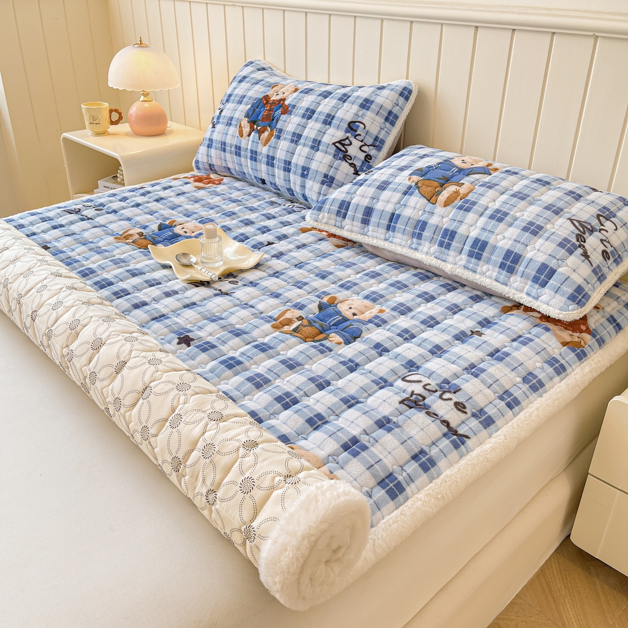 91家纺网 家纺一手货源 找家纺 LIFE.丽芙 2025秋冬新款牛奶绒加厚夹棉床垫床护垫单件印花卡通小清新床褥床垫子三件套 冬日小熊