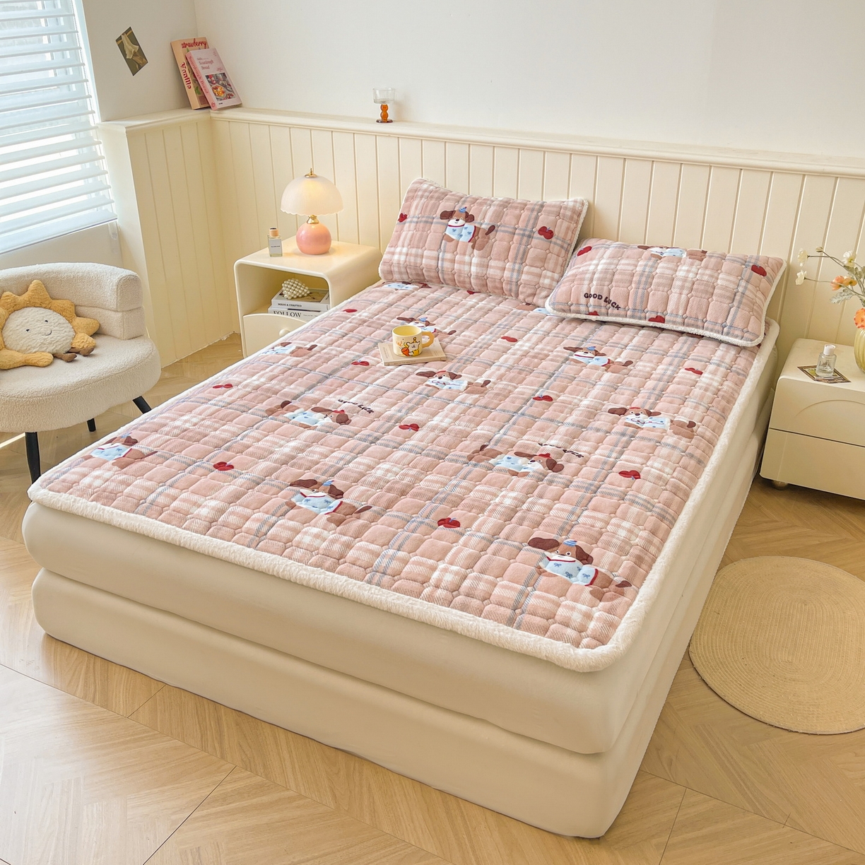 91家纺网 家纺一手货源 找家纺 LIFE.丽芙 2025秋冬新款牛奶绒加厚夹棉床垫床护垫单件印花卡通小清新床褥床垫子三件套 皮皮狗