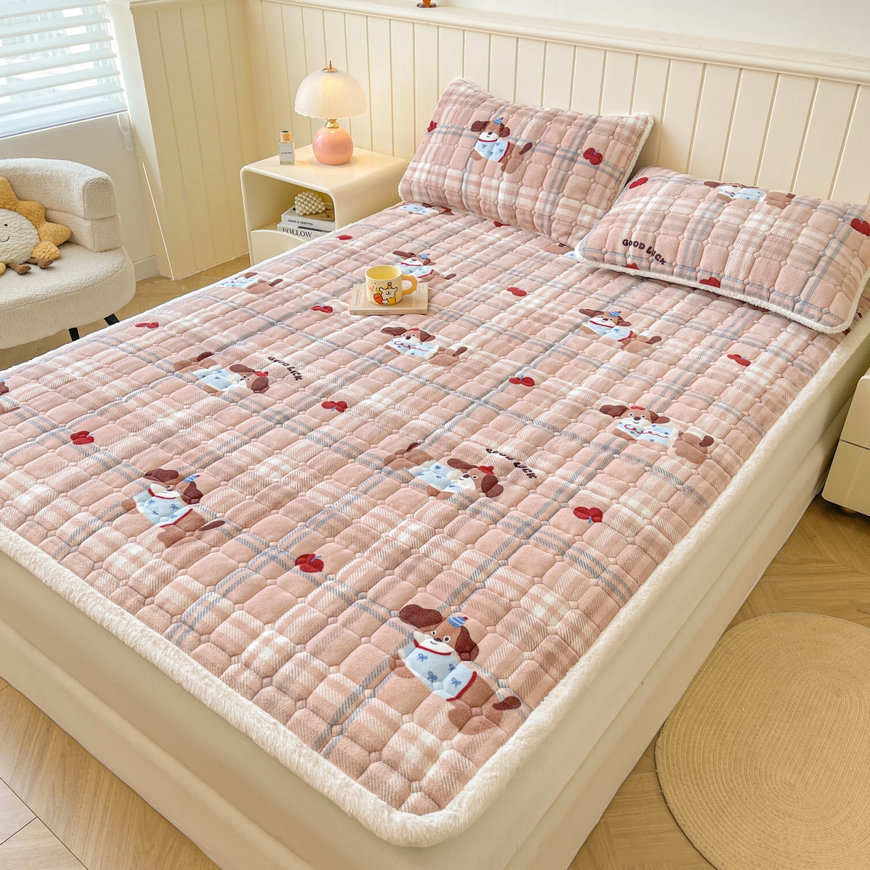 91家纺网 家纺一手货源 找家纺 LIFE.丽芙 2025秋冬新款牛奶绒加厚夹棉床垫床护垫单件印花卡通小清新床褥床垫子三件套 皮皮狗