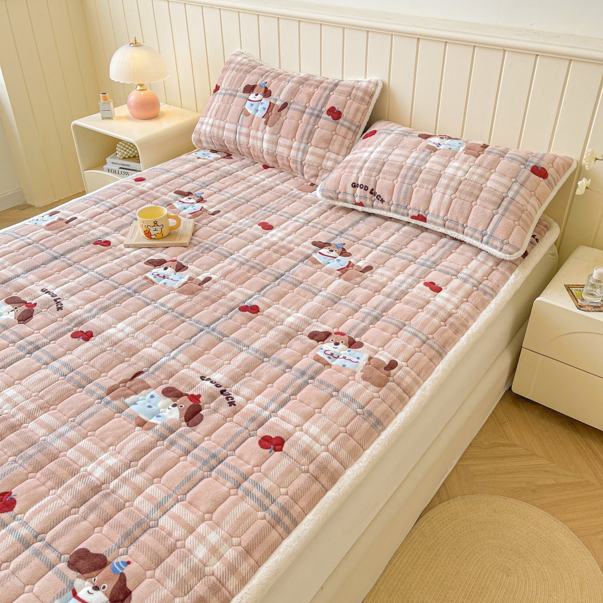 91家纺网 家纺一手货源 找家纺 LIFE.丽芙 2025秋冬新款牛奶绒加厚夹棉床垫床护垫单件印花卡通小清新床褥床垫子三件套 皮皮狗