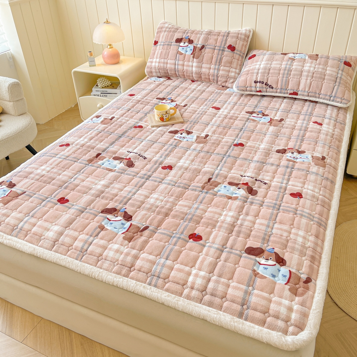 91家纺网 家纺一手货源 找家纺 LIFE.丽芙 2025秋冬新款牛奶绒加厚夹棉床垫床护垫单件印花卡通小清新床褥床垫子三件套 皮皮狗