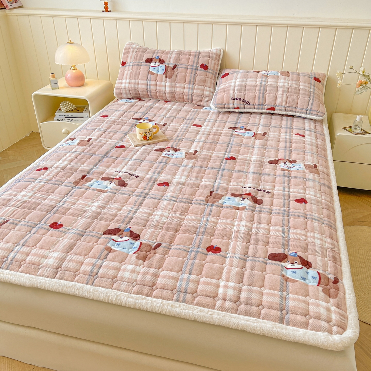 91家纺网 家纺一手货源 找家纺 LIFE.丽芙 2025秋冬新款牛奶绒加厚夹棉床垫床护垫单件印花卡通小清新床褥床垫子三件套 皮皮狗